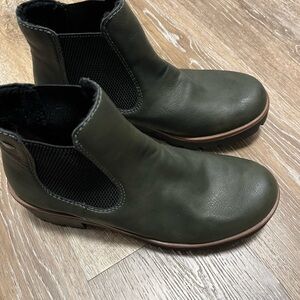 NWOT Rieker Dark Green Ankle Boots. Size 38 but fits US 7 women. Possibly fits 8